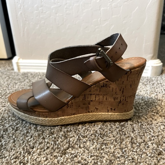 Maurice’s Women’s strappy wedge sandal, Size 8, Taupe - Picture 3 of 4